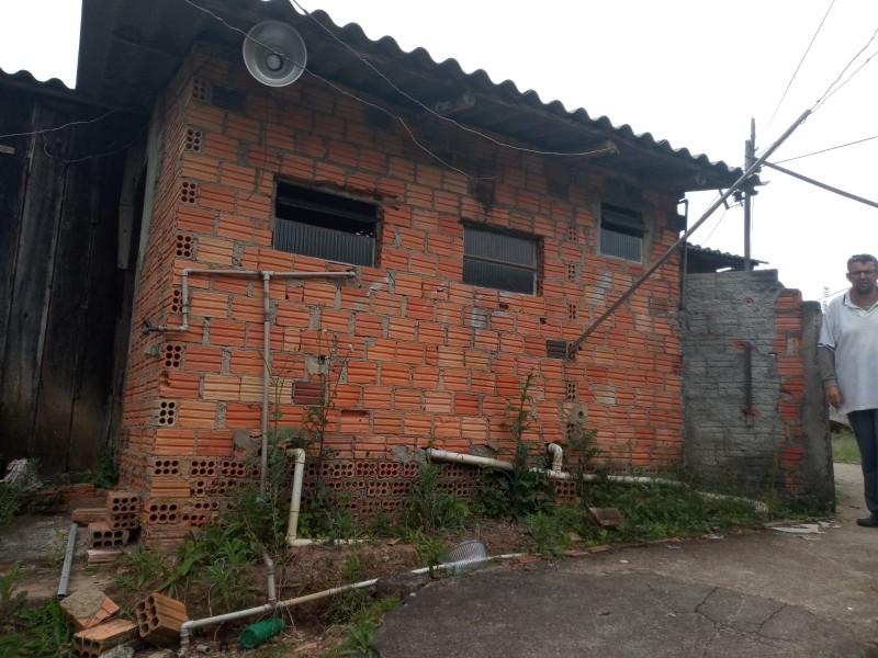 Feijoada beneficente prevê arrecadar fundos para família que mora em casa condições precárias