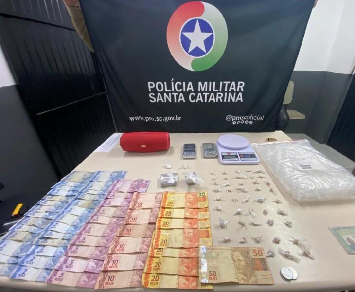 PM é acionada para atender ocorrência de perturbação de sossego e apreende drogas em Criciúma