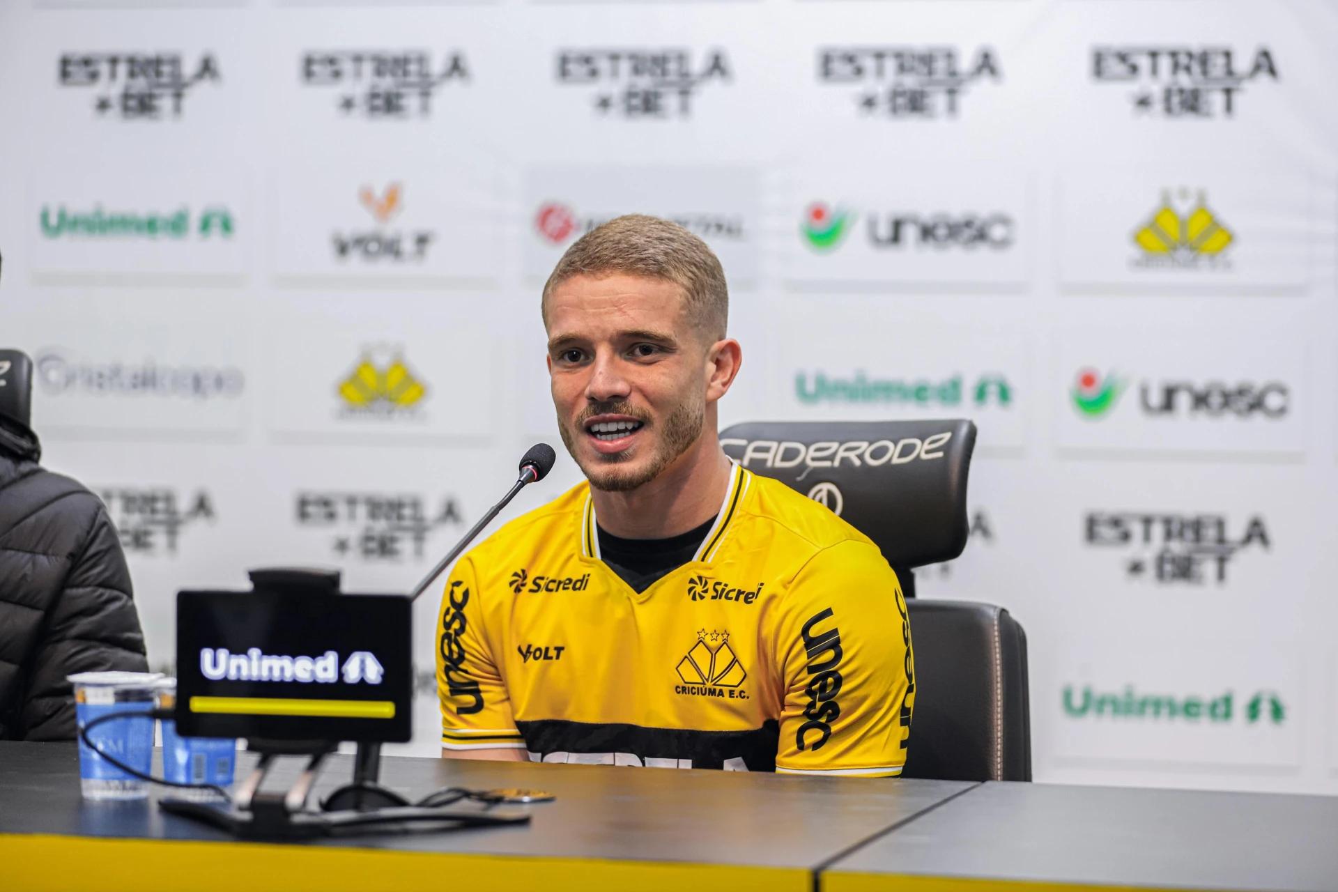 Léo Naldi celebra chegada ao Criciúma: 'Alegria imensa por estar aqui"