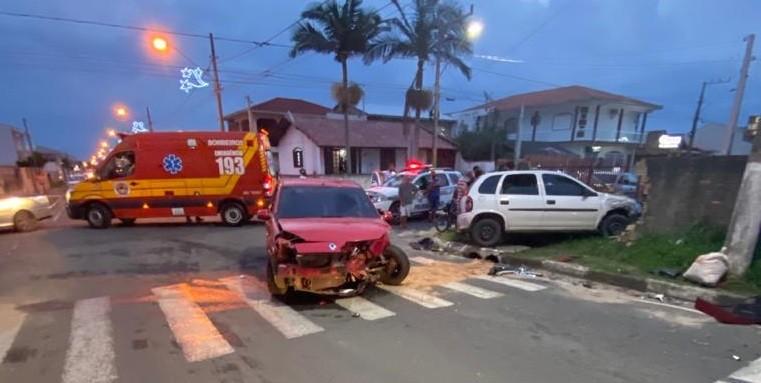 Colisão entre veículos resulta em duas pessoas feridas em Capivari de Baixo 