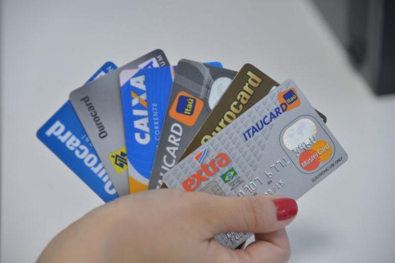 Juros do cheque especial e rotativo do cartão sobem em março