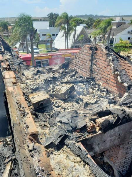 Bombeiros combatem incêndio em condomínio no Balneário Rincão