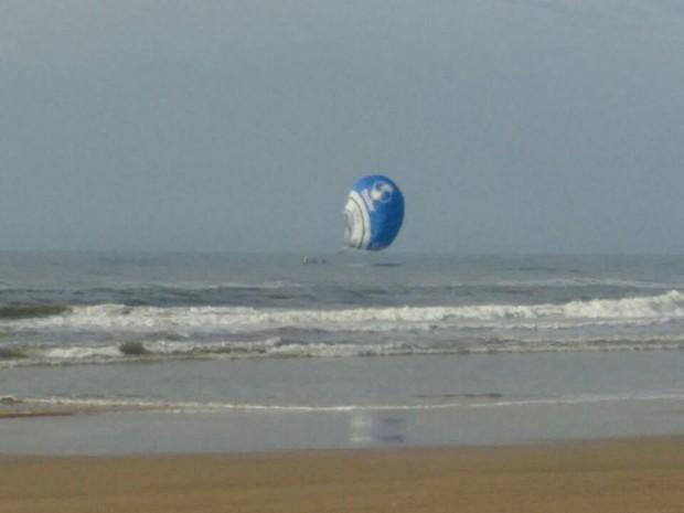 Balões pousam no mar durante festival em Torres