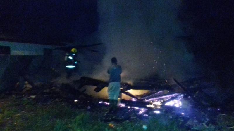 Residência de madeira é destruída por incêndio em Meleiro 
