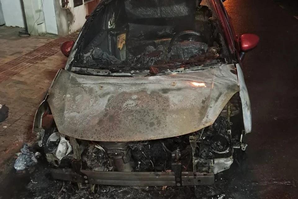 Incêndio destrói parte dianteira de carro durante a madrugada