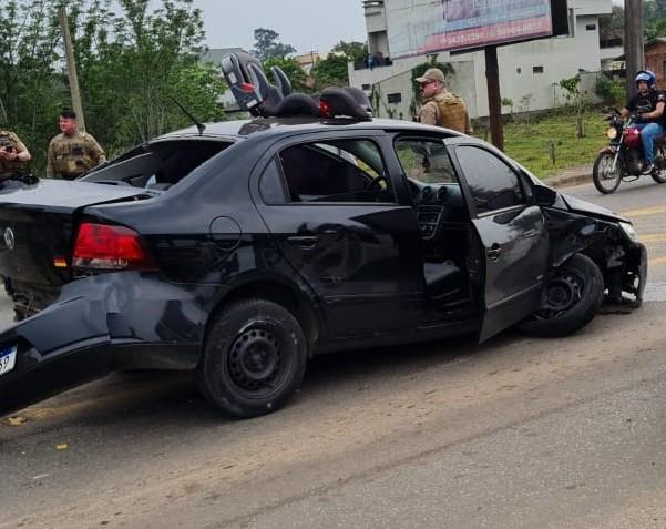 Homem colide carro e acaba preso após perseguição policial em Criciúma 