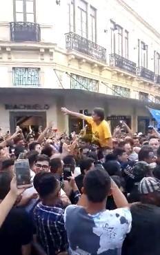 Jair Bolsonaro é ferido com faca durante campanha em Juiz de Fora (MG)
