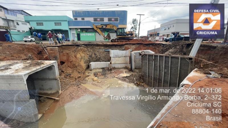 Trecho da rua Henrique Lage é interditado pela Defesa Civil