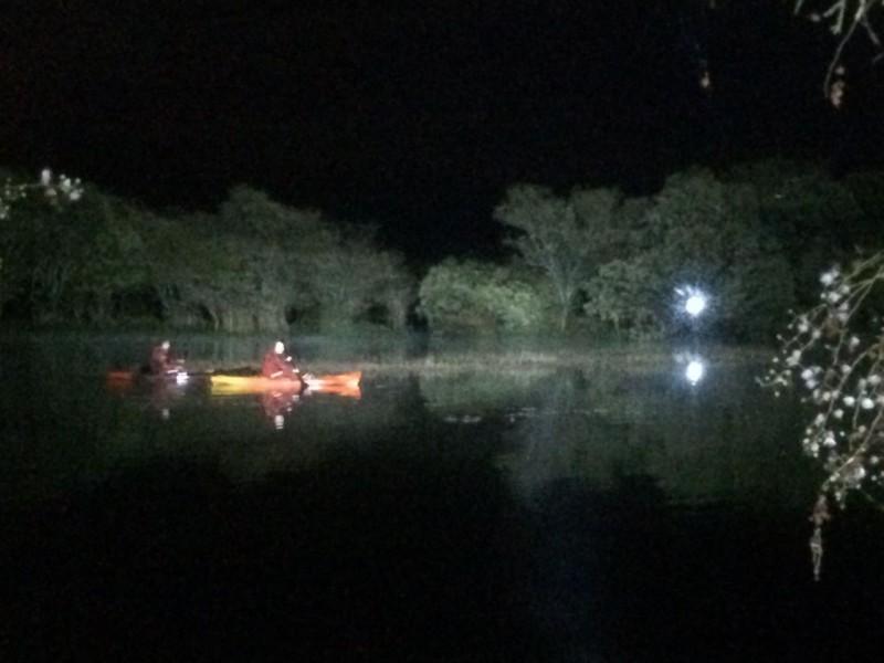 Bombeiros resgatam pescadores ilhados 
