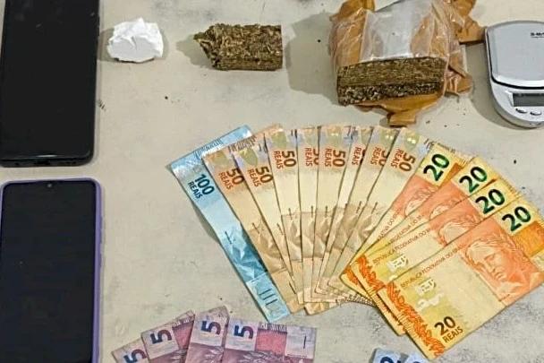 Homens são presos com entorpecentes, dinheiro e aparelhos celulares em Balneário Arroio do Silva