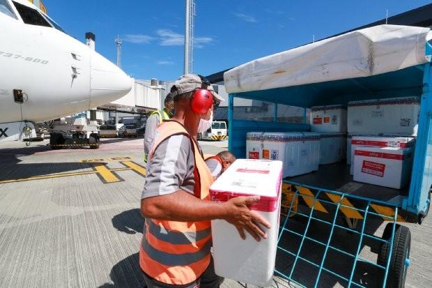 Estado recebe mais 85 mil doses e pode começar imunização contra Covid-19 em idosos acima de 90 anos