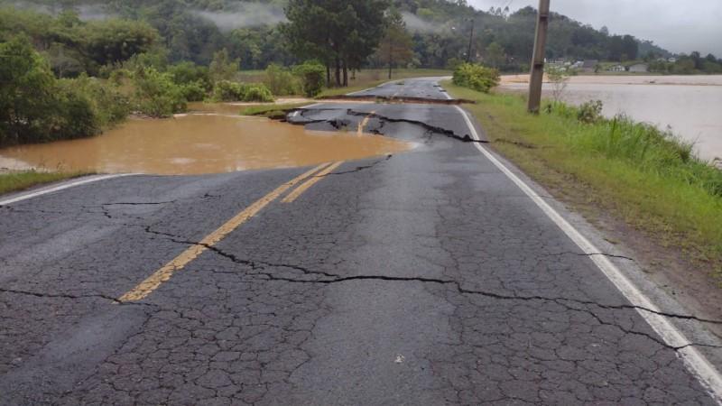 Chuva volta atingir Santa Catarina e situação de rodovias se agrava no estado; confira o boletim