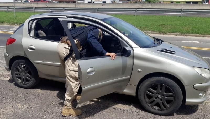 Carro furtado há dois meses em Içara é recuperado pela PRF na BR-101