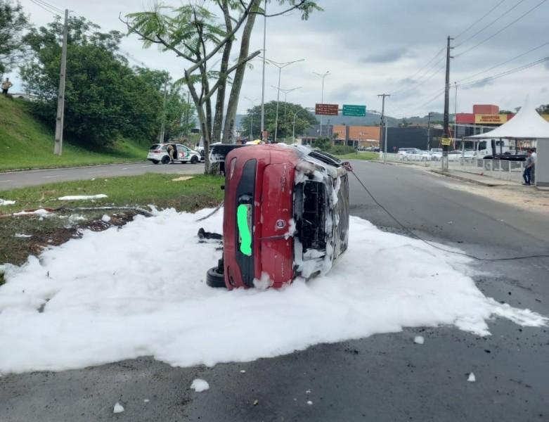 Carro pega fogo na avenida Centenário em Criciúma