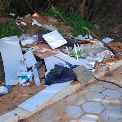 Moradores da Vila Cechinel realizam limpeza de terreno em parceria com prefeitura