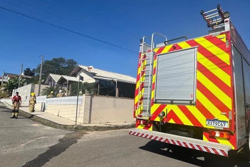 Moradores controlam incêndio em churrasqueira com apoio de caminhão-pipa
