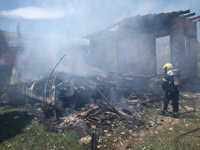 Criciúma: incêndio destrói casa no bairro Cristo Redentor