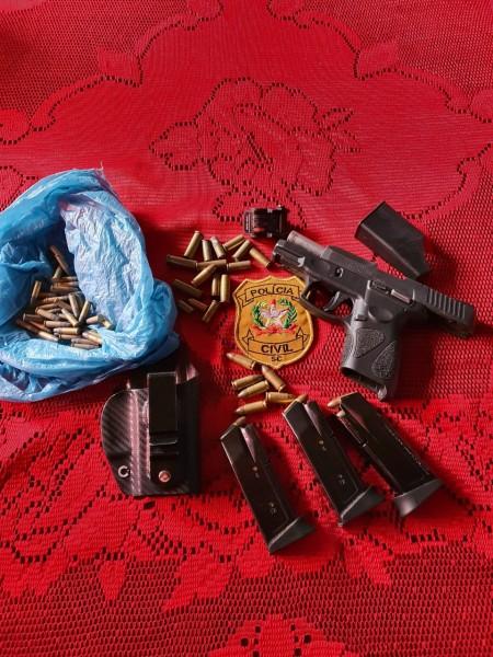 Em Balneário Arroio do Silva, homem é preso em flagrante com arma e munições de calibre restrito
