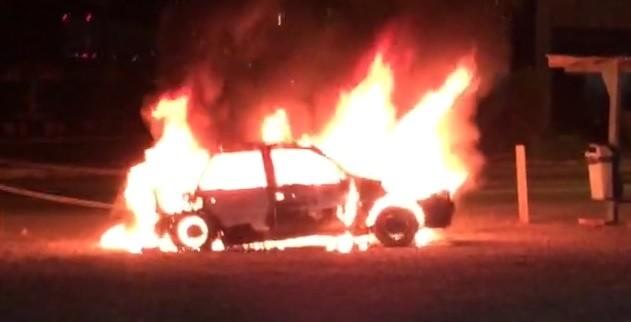 Veículo pega fogo na BR-101