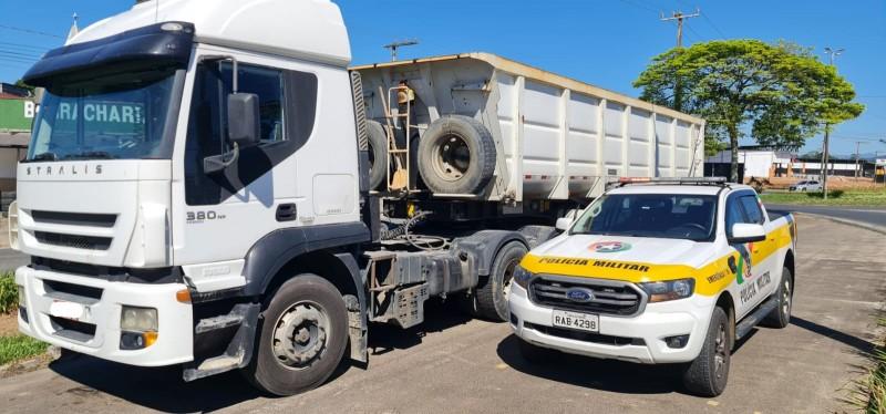 PMRv flagra caminhões com excesso de peso na SC-445, em Içara