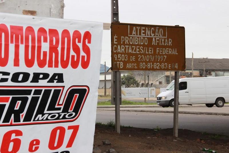 BR-101: não coloque cartazes nos bordos e estruturas da rodovia