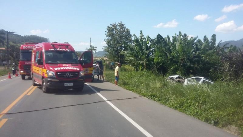 Motorista perde o controle da direção, sai da pista e colide veículo contra poste na SC-370