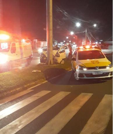 Veículo colide em estrutura de ferro; acidente causou queda de poste na avenida Gabriel Zanette