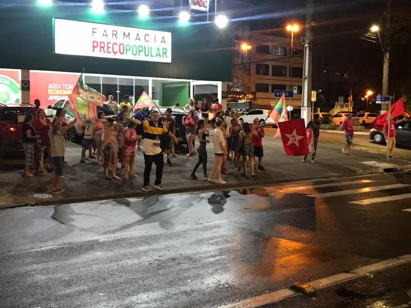 Em Criciúma, eleitores de Lula comemoram resultado da eleição na avenida Centenário
