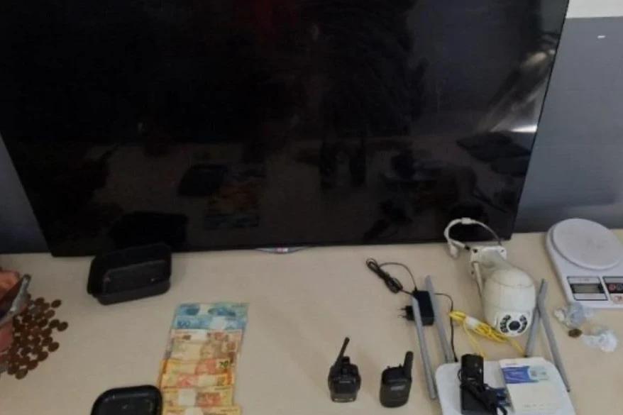 Criciúma: jovem tenta fugir, mas é flagrado com drogas e equipamentos de vigilância