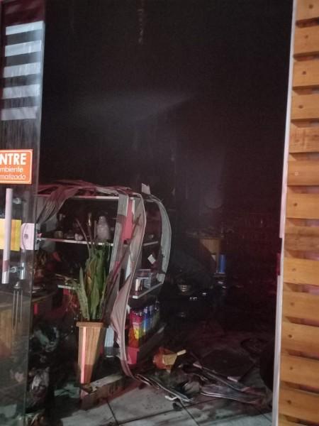 Incêndio destrói parcialmente estabelecimento comercial em Sombrio 