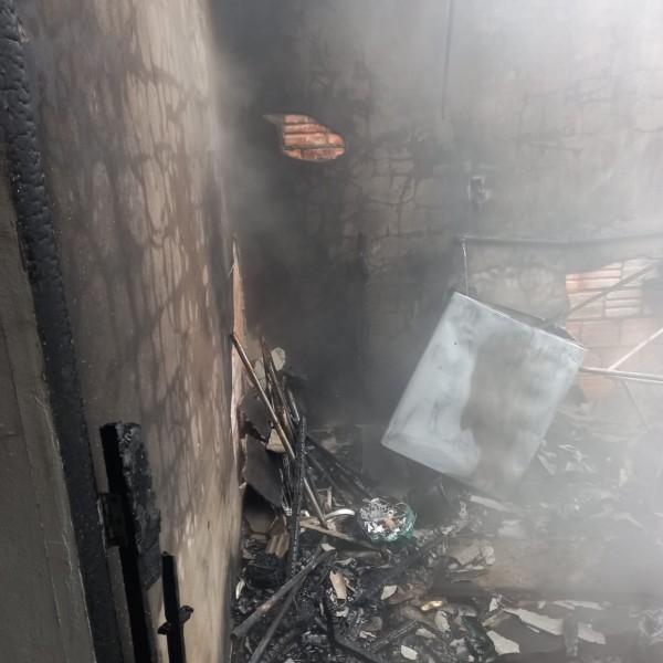 Içara: moradores controlam principio de incêndio em edícula com mangueira de jardim