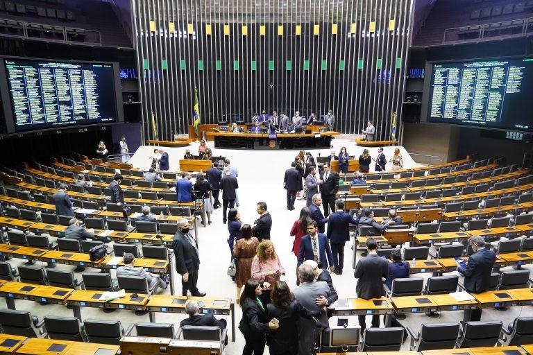 Câmara pode votar projetos para minimizar reajustes na tarifa de energia