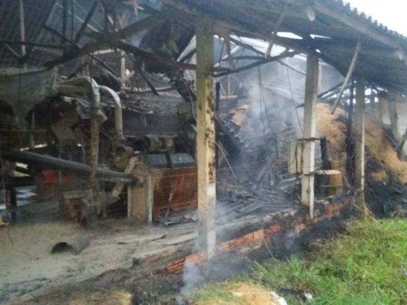 Corpo de Bombeiros de Içara combate incêndio em empresa de moedor de casca de arroz