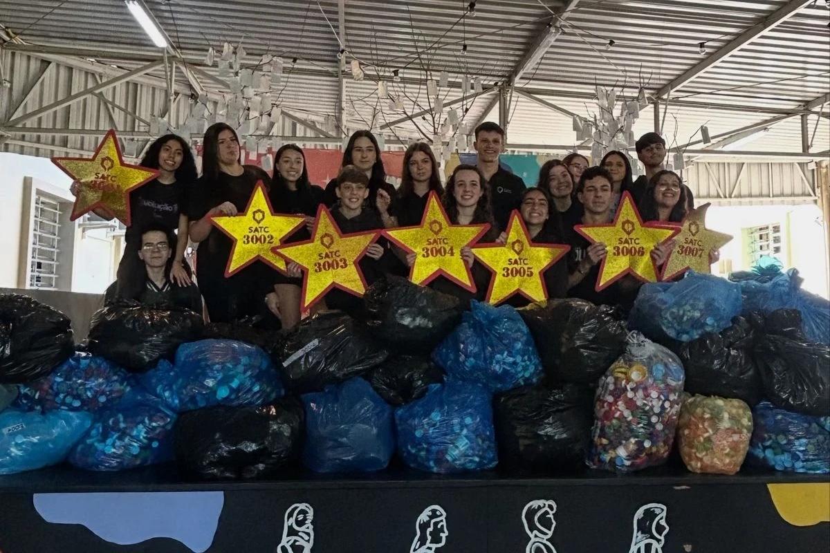 Alunos do Colégio Satc desenvolvem protótipo que separa tampinhas por cor e destinam 680 kg à Rede Feminina