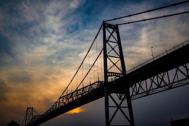 Ponte Hercílio Luz: Governo do Estado rescinde contrato de iluminação cênica