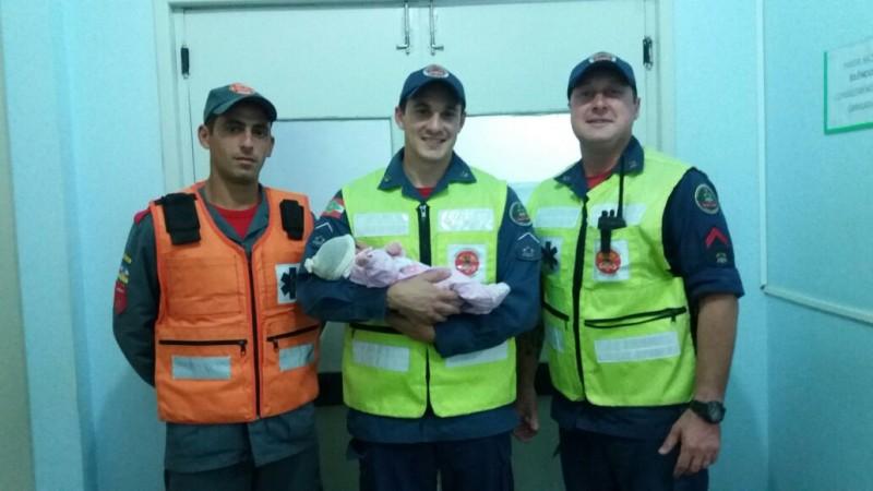 Bombeiros realizam parto emergencial de gestante dentro de viatura