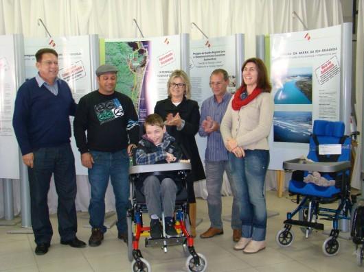 Fundação Nova Vida entrega cadeiras de rodas e kits na SDR Araranguá