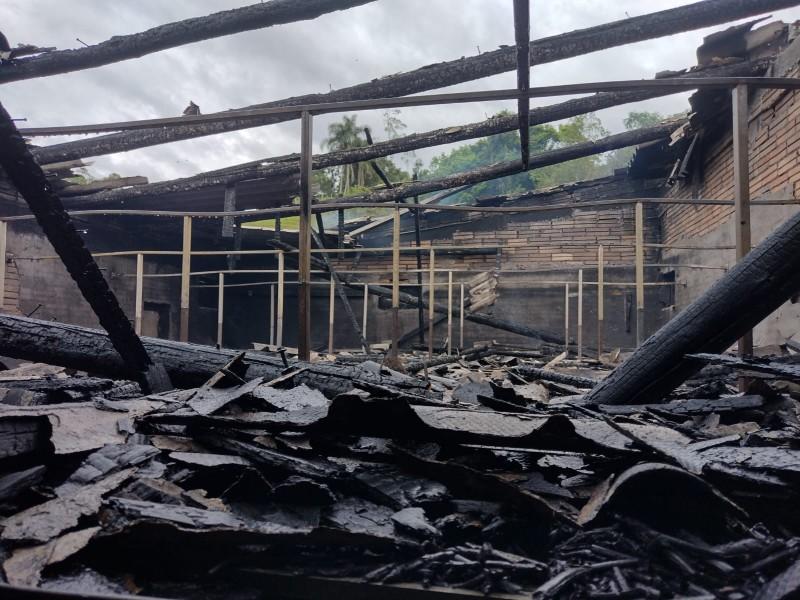Estufa de fumo é parcialmente destruída por incêndio em Orleans 