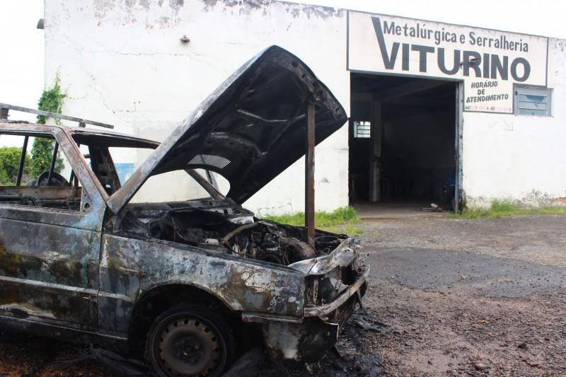 Veículo é destruído após pegar fogo no distrito do Rio Maina