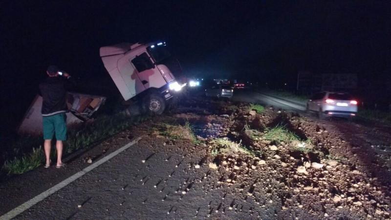 Caminhão que tombou nesta madrugada é retirado da pista