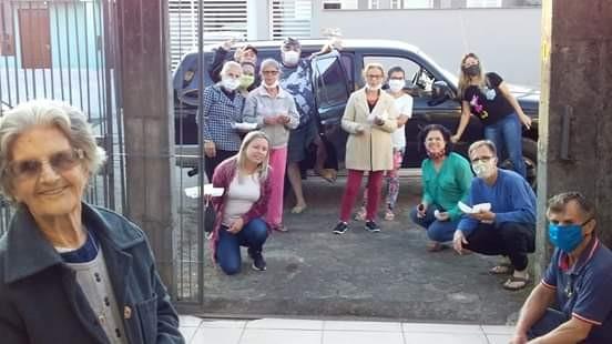 Idosa em quarentena completa 94 anos e se emociona ao receber festa de aniversário a distância 