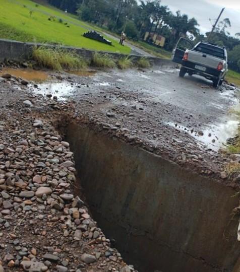 Quedas de cabeceiras de ponte isolam comunidades em Praia Grande (SC)