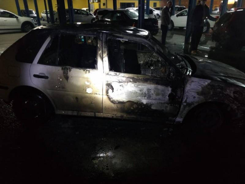 Corpo de Bombeiros combate incêndio em revenda de veículos