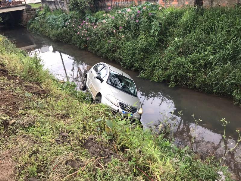 Motorista perde o controle da direção e carro cai em córrego em Criciúma 