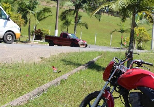 Motociclista é arremessado a 30 metros após colisão frontal