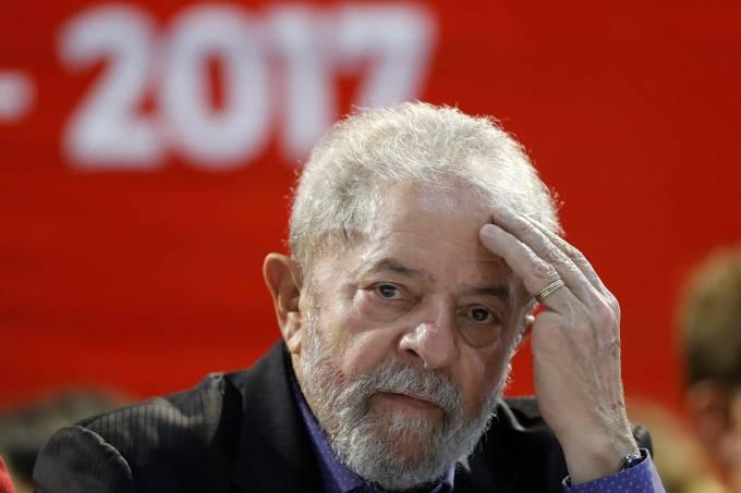 Ex-presidente Lula é condenado a nove anos e meio de prisão