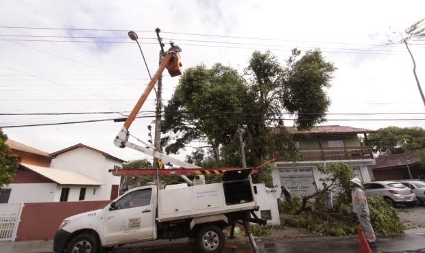 Celesc tem 160 técnicos trabalhando para restabelecer energia na região