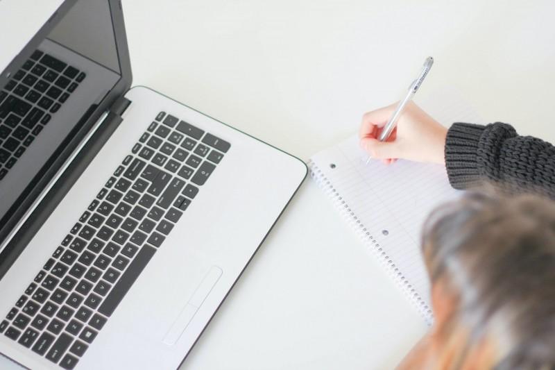 Alunos criciumenses já estão utilizando a plataforma online do curso de inglês