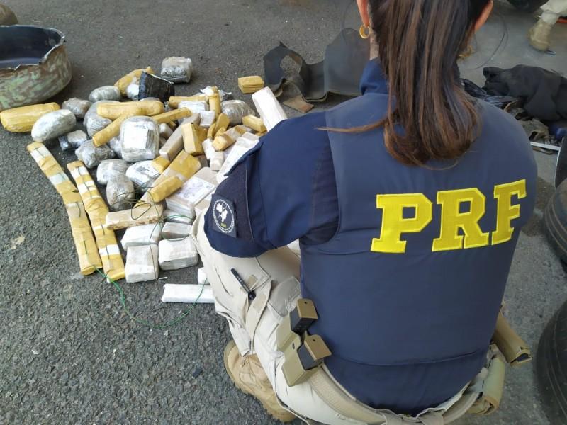 Dupla é detida com 61 kg de maconha escondidos em veículo sobre guincho em Tubarão, na BR-101