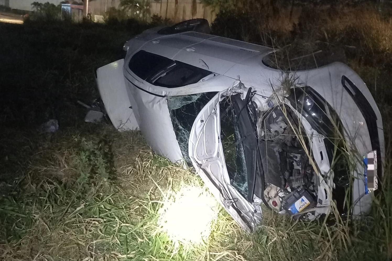 Dois homens ficam feridos em capotamento na SC-445
